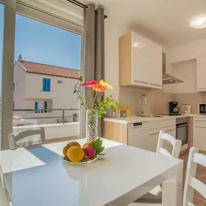Apartment D, Cres