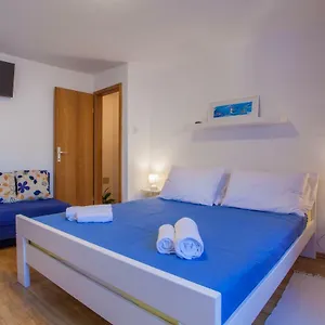 Guest house M, Cres