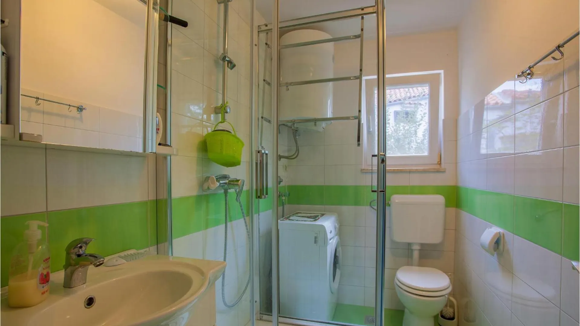 Gorgeous Apartment In Cres With Kitchen