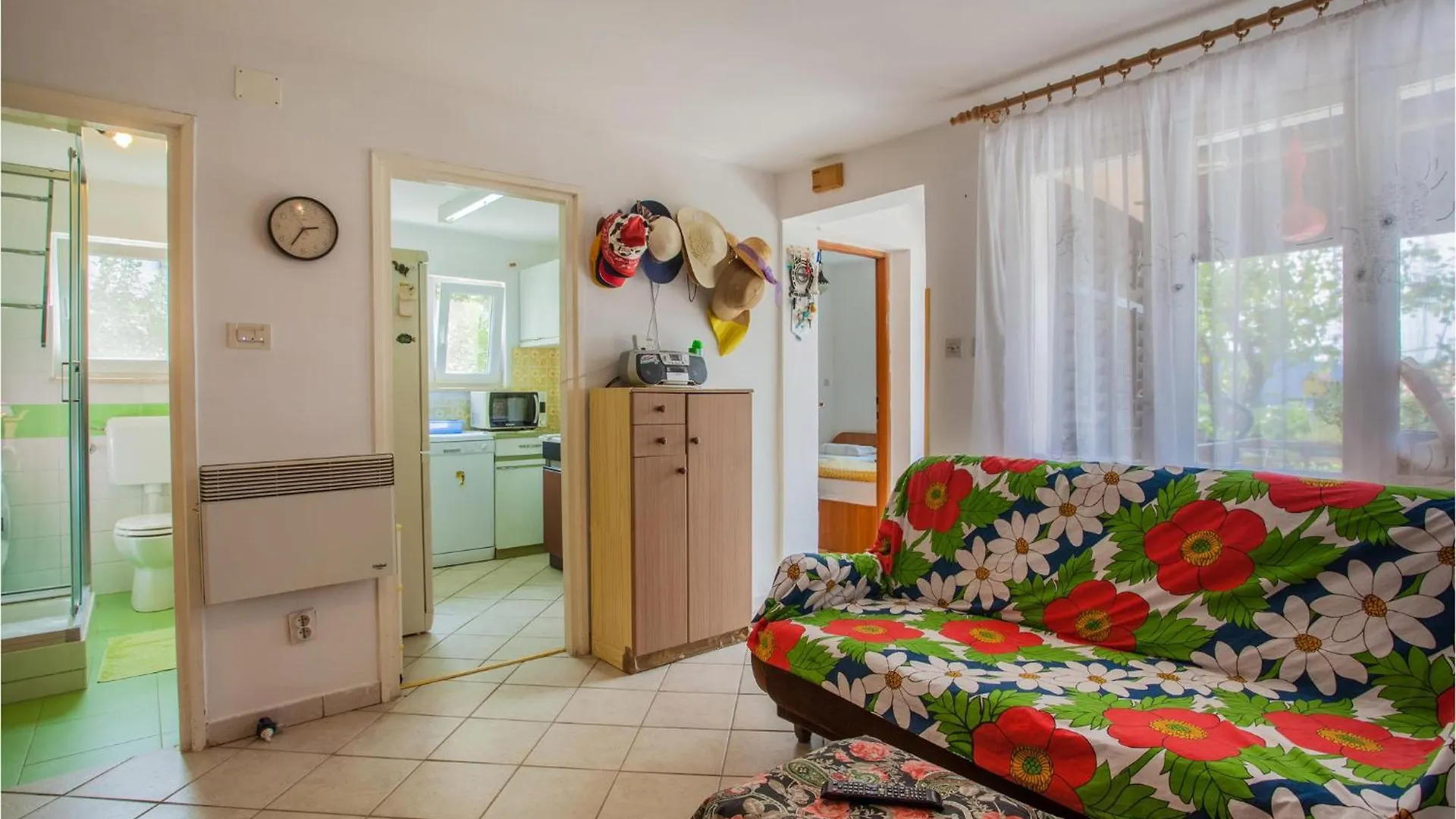 Gorgeous Apartment In Cres With Kitchen 0*,