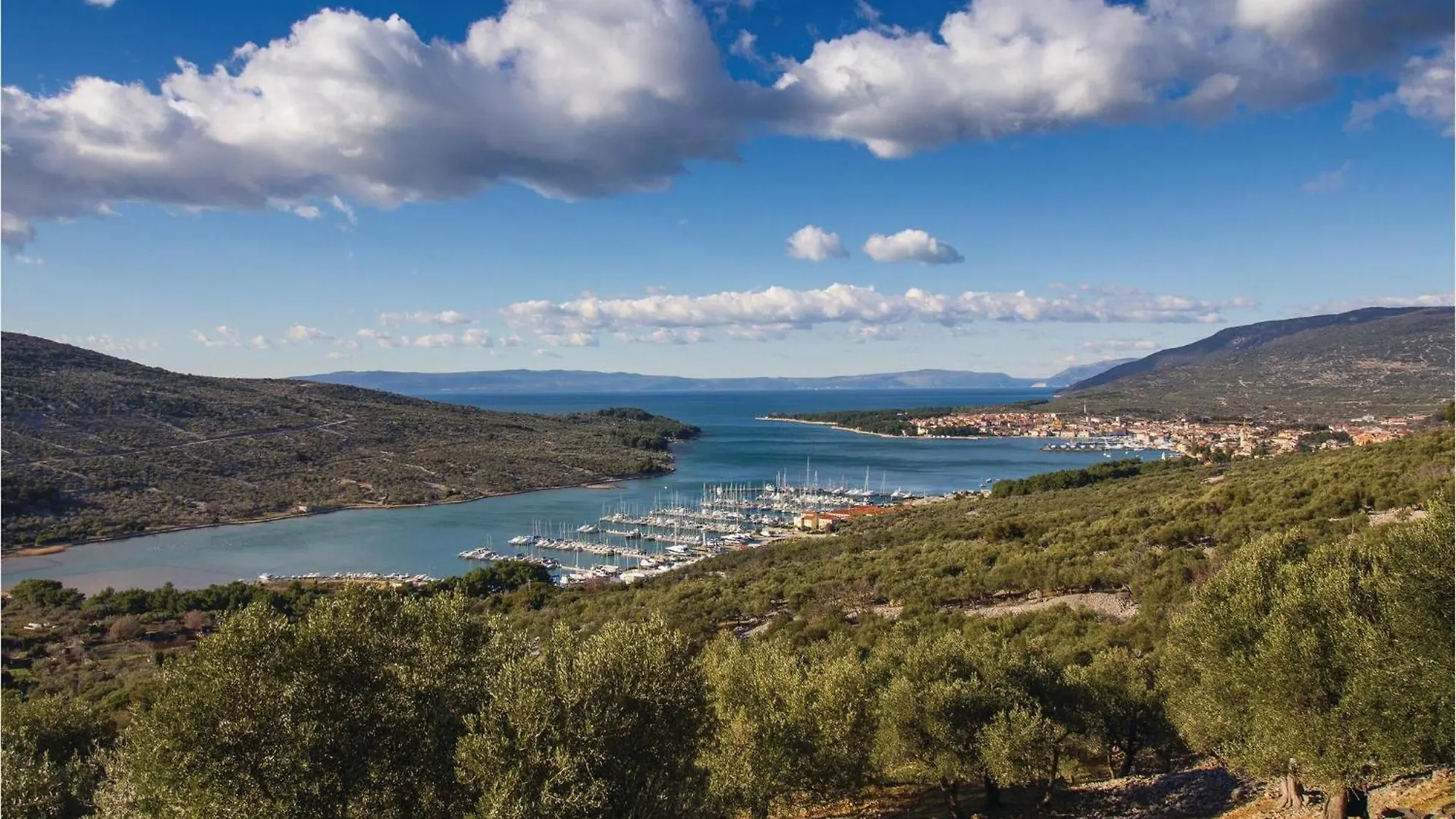 Gorgeous Apartment In Cres With Kitchen 0*,